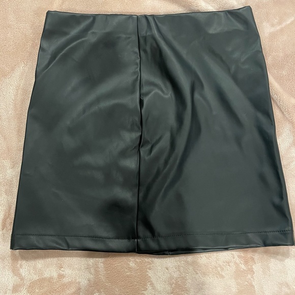 Faux leather skirt - Picture 2 of 2